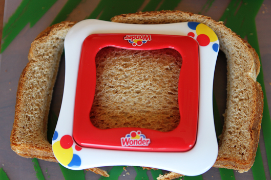 عند تقطيع السندويش باستخدام القطاعة عند تقطيع السندويش باستخدام القطاعة