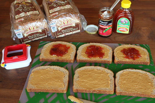 عند إضافة زبدة الفستق والمربى عند إضافة زبدة الفستق والمربى