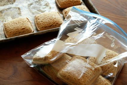 سندويشات التوست بزبدة الفستق والمربى المحفوظة في الفريزر سندويشات التوست بزبدة الفستق والمربى المحفوظة في الفريزر