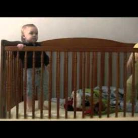 Embedded thumbnail for طفل رضيع محترف بالهروب من سريره