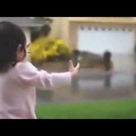 Embedded thumbnail for ردة فعل طفلة ترى المطر لأول مرة