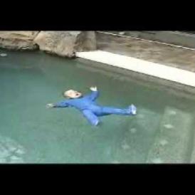 Embedded thumbnail for أفضل طرق تعليم السباحة لـلأطفال الرضع والدارجين 