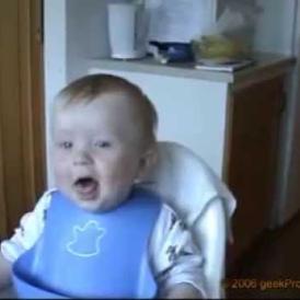 Embedded thumbnail for طفل يضحك ضحكة رائعة