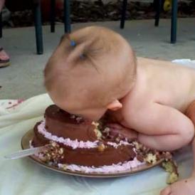 Embedded thumbnail for طفلة تأكل كيكة ميلادها الأولى