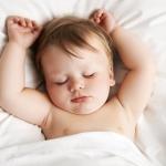 7  نصائح للنهار تعطيك وطفلك نوم أفضل في الليل